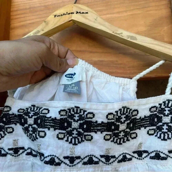 Old navy girls white dress with embroidery small stain - Picture 4 of 4